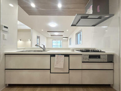 キッチンからリビング全体を見渡せ、そして、家族全員と会話ができる人気の高いオープンキッチン。大型の食