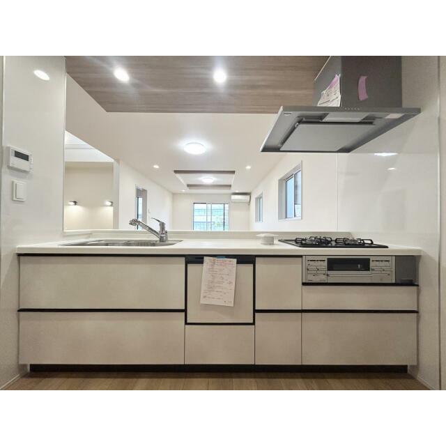 キッチンからリビング全体を見渡せ、そして、家族全員と会話ができる人気の高いオープンキッチン。大型の食