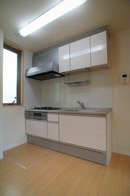 ■３口ガスコンロ・グリル付きのシステムキッチン