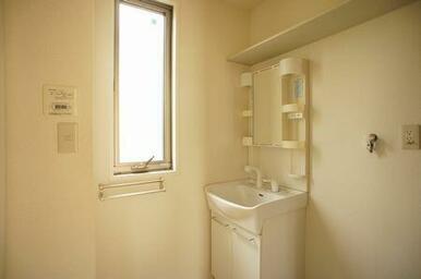 脱衣洗面所には洗面化粧台を装備しています◆右手前は洗濯機置き場です。