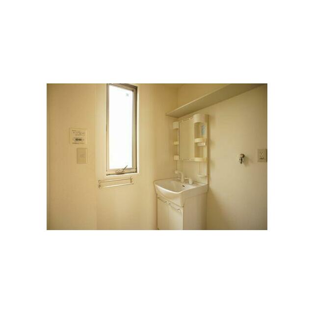 脱衣洗面所には洗面化粧台を装備しています◆右手前は洗濯機置き場です。