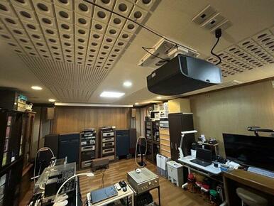 プロジェクターを天井に設置出来るように配線も完備！