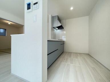 カウンター式のキッチンはリビングの様子を見ながら家事ができ、小さなお子さまがいる家族も安心です