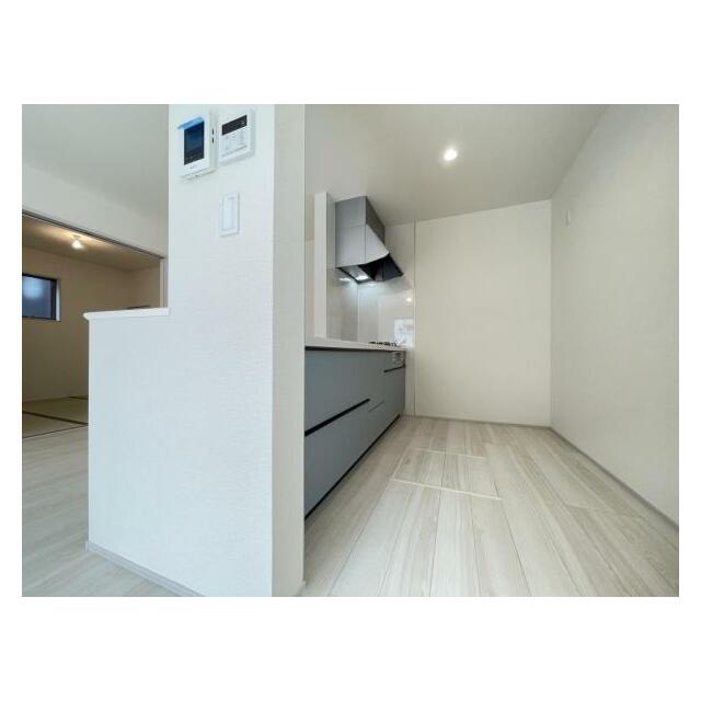 カウンター式のキッチンはリビングの様子を見ながら家事ができ、小さなお子さまがいる家族も安心です