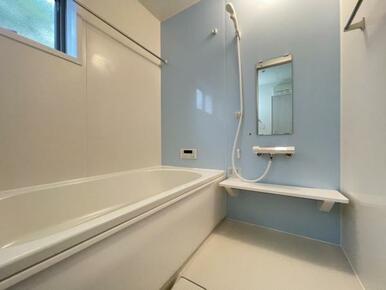 ゆったりと浸かれる1坪風呂を採用！1日の疲れを癒してくれる浴室は、窓のある開放的な空間