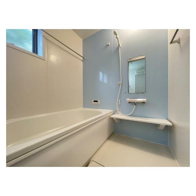 ゆったりと浸かれる1坪風呂を採用！1日の疲れを癒してくれる浴室は、窓のある開放的な空間