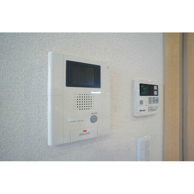 オートロック解錠機能・カラーモニタ付きインターフォン（アイホン製）。防犯上便利ですよ。