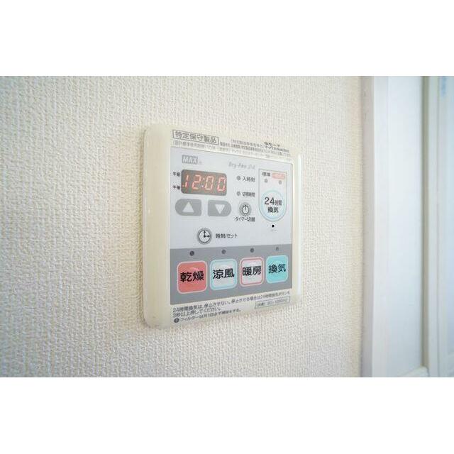 浴室暖房乾燥機の操作リモコン。乾燥以外にも涼風・暖房・換気・タイマーなど便利な機能が付いてますよ。
