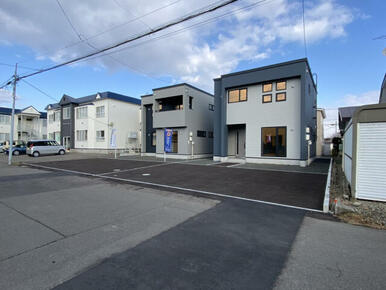 1号棟（左）、2号棟（右）