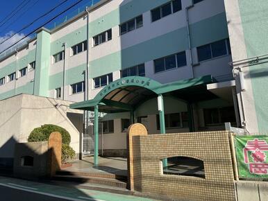 春岡小学校まで徒歩２分の距離。近くて通学にも安心です。