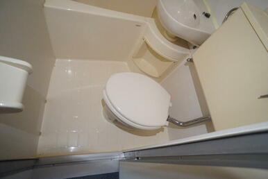 白を基調とした空間で清潔感のあるトイレです♪快適です！