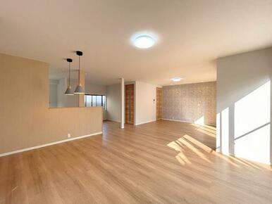 「LDK」アクセントクロスや間接照明で落ち着いた空間