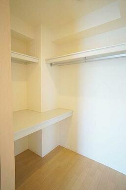 収納はハンガーパイプ付きでございます