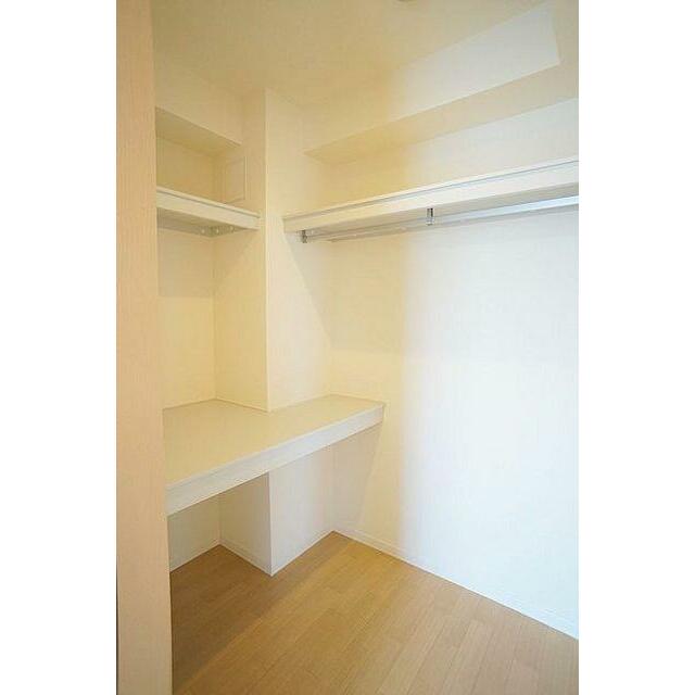 収納はハンガーパイプ付きでございます