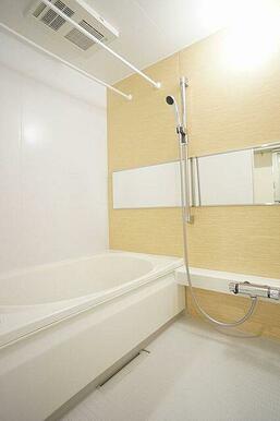 浴室はアクセントパネルを採用しております