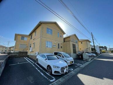 敷地内駐車場、別途契約月額３，３００円（税込）でご利用可能です。