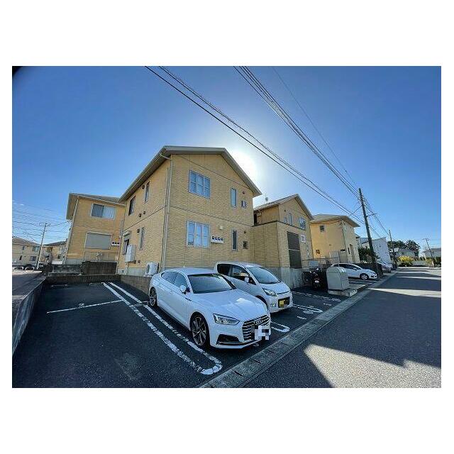 敷地内駐車場、別途契約月額３，３００円（税込）でご利用可能です。