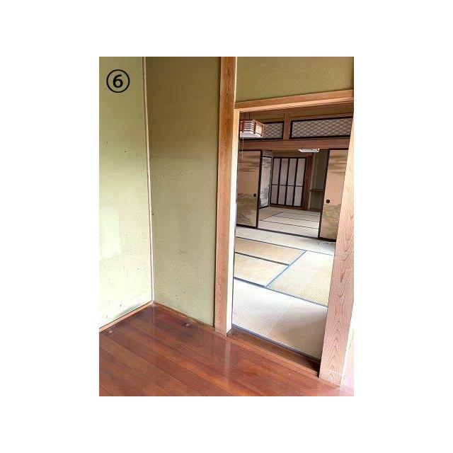 玄関ホールから右側の和室をみたところです