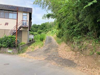 南側　お寺の通行路