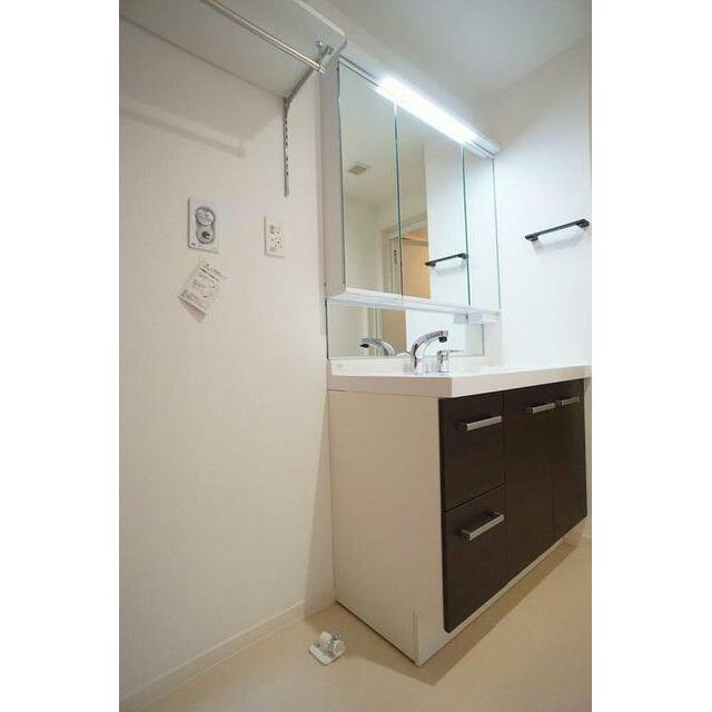 【洗面室】シャンプードレッサ－　収納棚やラックが付いているため、洗面室・浴室周りの備品収納に便利