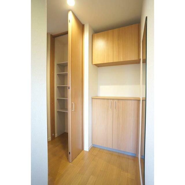 【玄関ホール】上下セパレートタイプのシューズボックスです。中央は飾り棚としてもご利用頂けます。玄関…