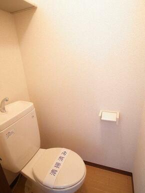 トイレは棚付きの為、トイレ用品収納に便利です。
