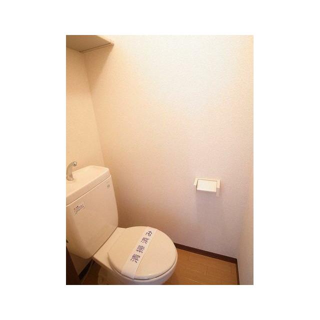 トイレは棚付きの為、トイレ用品収納に便利です。