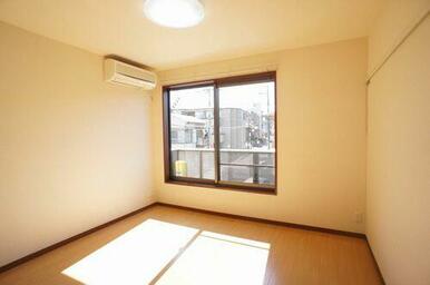 ２階で道路に面している物件の為、日当たり良好です。