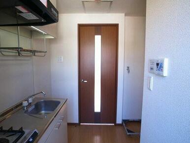 キッチンスペースには洗濯機置き場がございます。