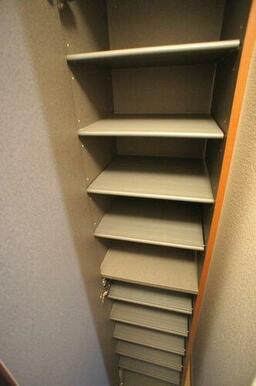 シューズボックスは棚が可動出来るので、靴の高さに合わせてご調整下さい。