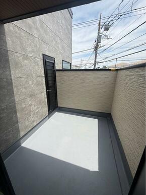 部屋の外と中をつなぐバルコニー、使い方自在！（1号棟）