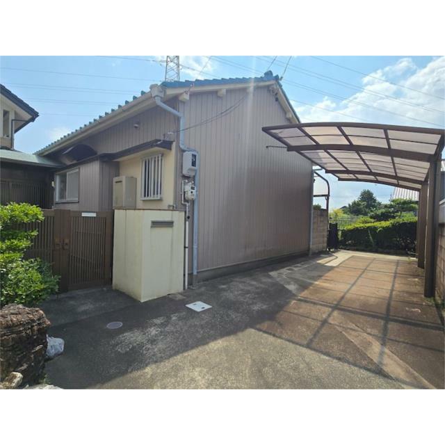 角地です。車は縦列２台駐車可能です。