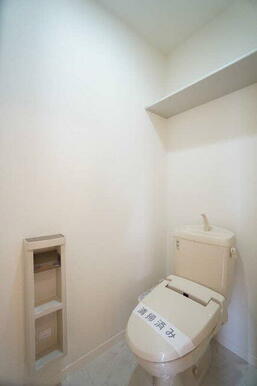 【トイレ】温水洗浄便座つきです☆上部には棚板があります♪