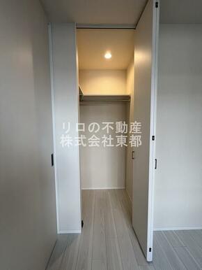 ウォークインクローゼット収納！室内を広くご活用いただけます☆