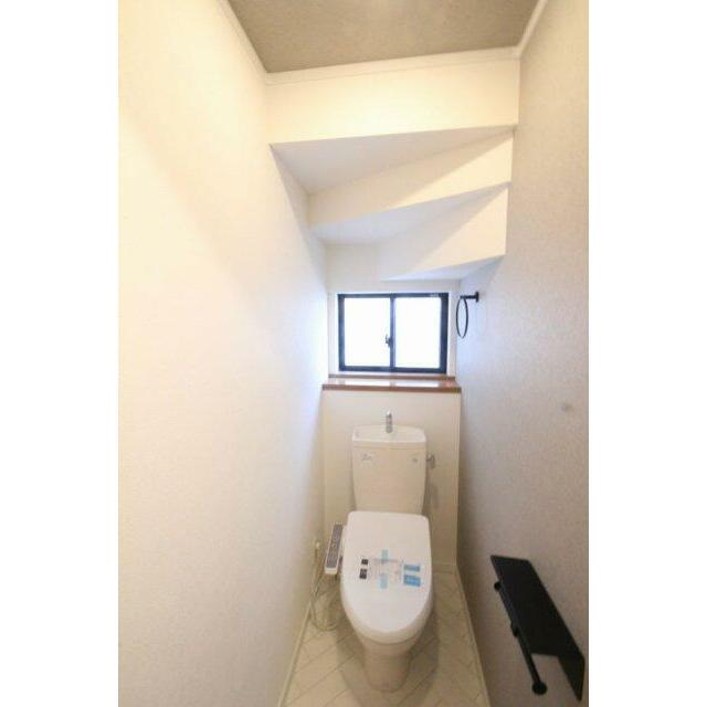 1階と2階にトイレがあり、ウォッシュレット完備