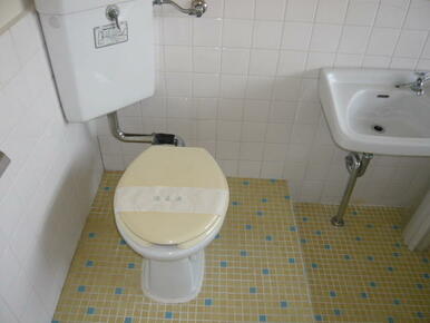 シンプルな洋式トイレ。バス・トイレ一緒なのでお掃除楽々。