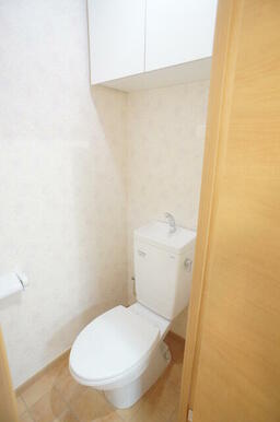 トイレ空間が広くゆったり、便利な上部収納もあります！