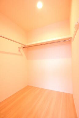 収納豊富なウォークインクローゼット！