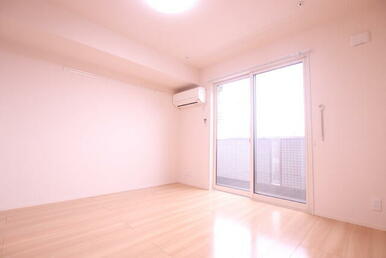 明るい陽射しが差し込みます