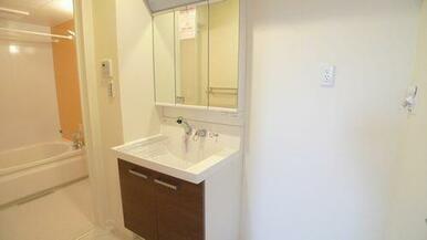 三面鏡の背面に収納スペースを確保した洗髪洗面化粧台は、水栓がリフトアップするので洗髪もラクラク♪