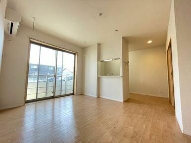 【ＬＤＫ】北欧風のテイストを感じさせる白木調のコーディネーションは、シンプルデザインの建具が明るい…