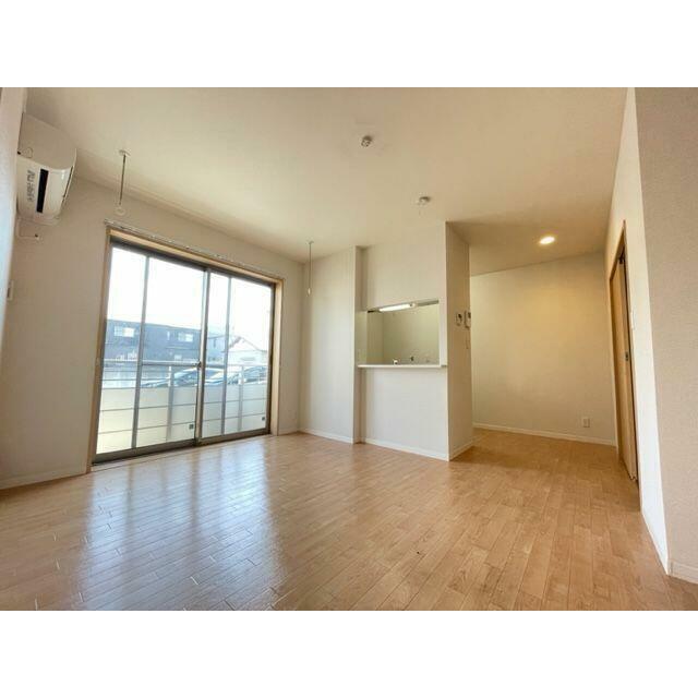 【ＬＤＫ】北欧風のテイストを感じさせる白木調のコーディネーションは、シンプルデザインの建具が明るい…