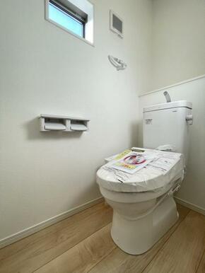 トイレットペーパーや掃除用品もスッキリ片付く収納スペース付きのトイレ！