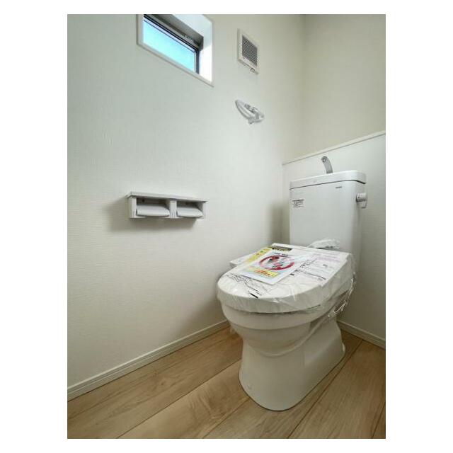 トイレットペーパーや掃除用品もスッキリ片付く収納スペース付きのトイレ！