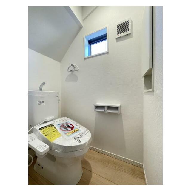 トイレットペーパーや掃除用品もスッキリ片付く収納スペース付きのトイレ！