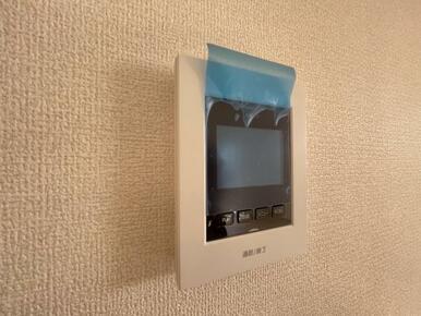 訪問者がひと目でわかるモニター付きインターホンを標準装備。お子さまのお留守番にも安心です！
