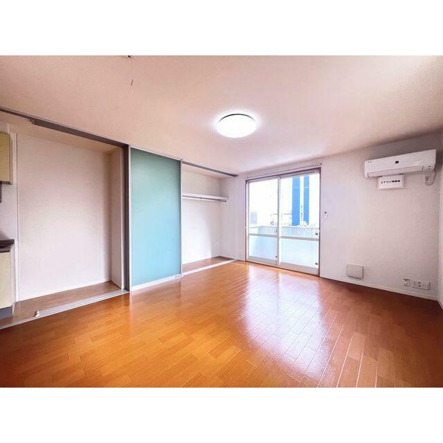 使い勝手の良い１１．３帖の洋室になっております。