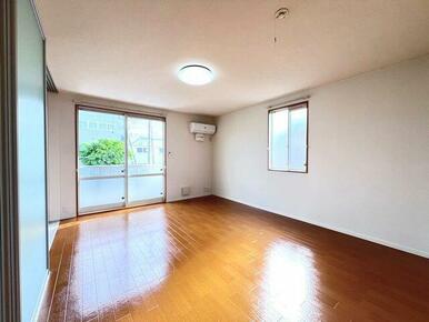 角部屋のため窓が多いお部屋となります。