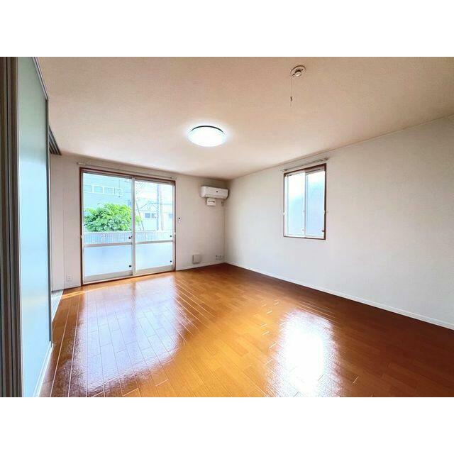 角部屋のため窓が多いお部屋となります。