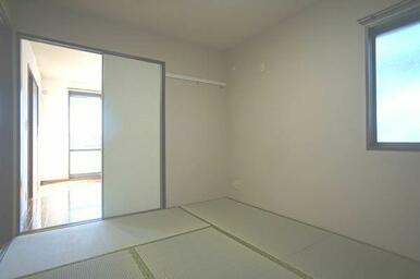 北側にある和室です！南壁にはちょっとした物掛けに便利な化粧幕板が付いていますので、コートや帽子など…